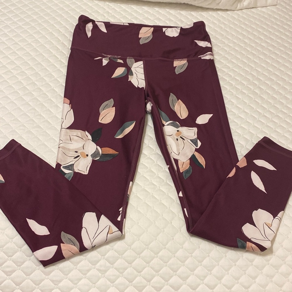 Athleta ankle length leggings. Burgundy with magnolias. Small